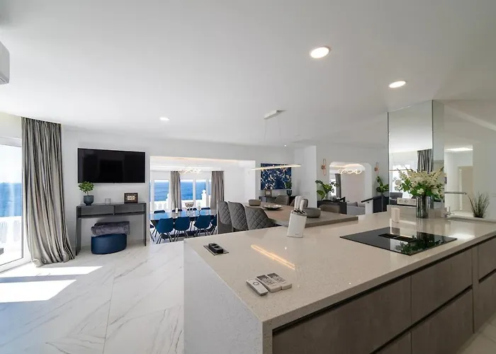 Casa Leon, Exceptional 6 Bed Villa Puerto del Carmen (Lanzarote)