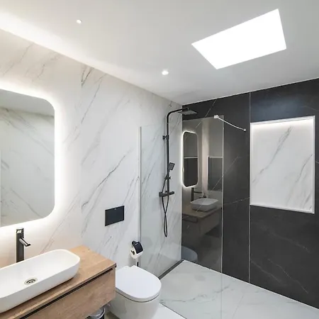 Casa Leon, Exceptional 6 Bed Puerto del Carmen (Lanzarote)