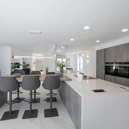 Casa Leon, Exceptional 6 Bed Puerto del Carmen (Lanzarote)