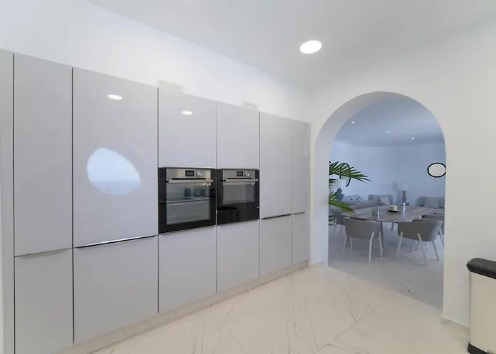 Casa Leon, Exceptional 6 Bed Puerto del Carmen (Lanzarote)